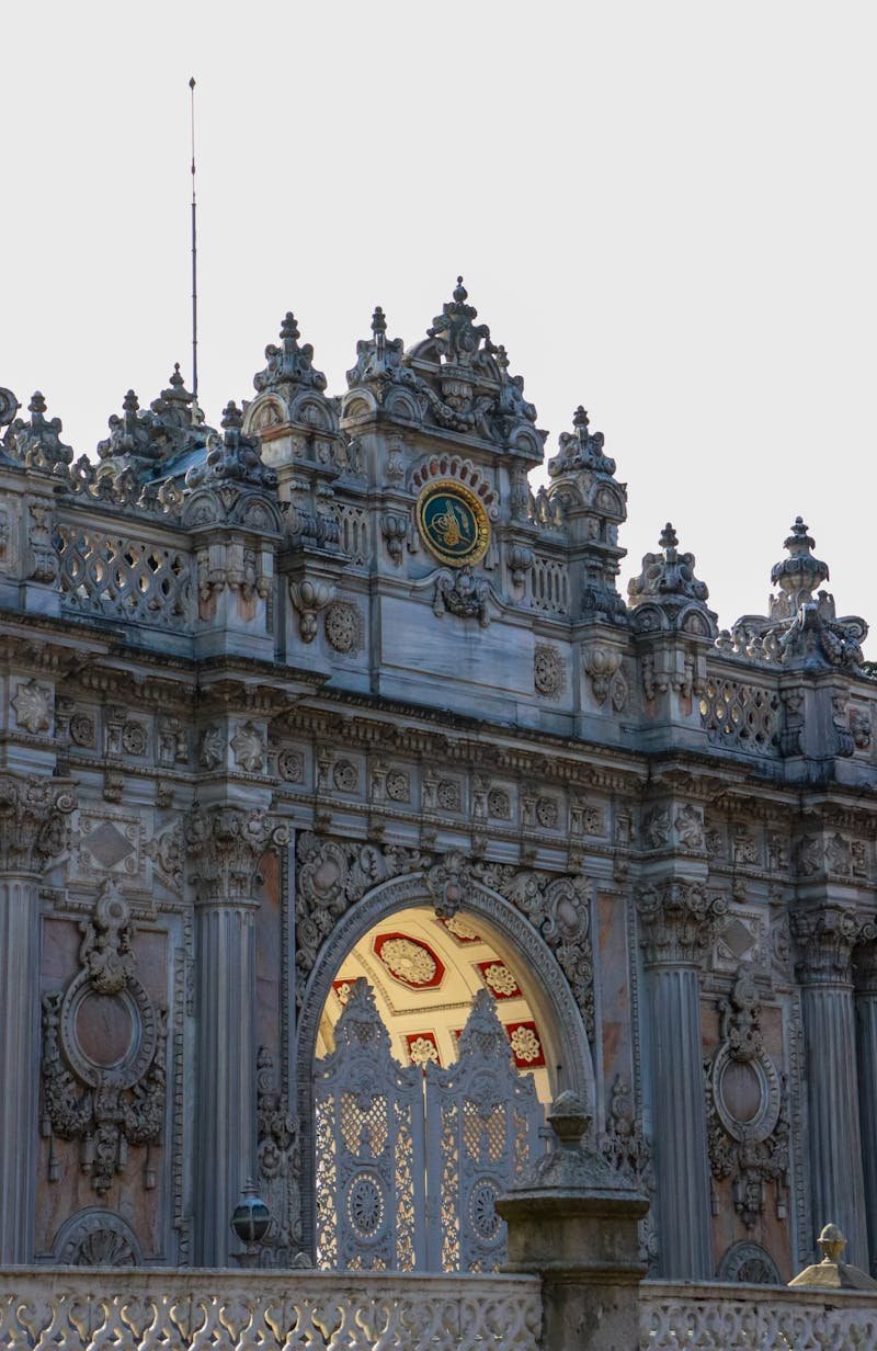 Dervis Pasa Sarayi bahcesi ve avlusu, tarihi atmosfer