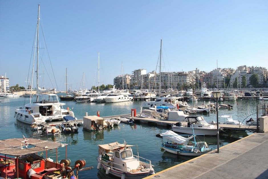 Girne Kalesi'nden liman ve sehir manzarasi, mavi Akdeniz ve tarihi binalar