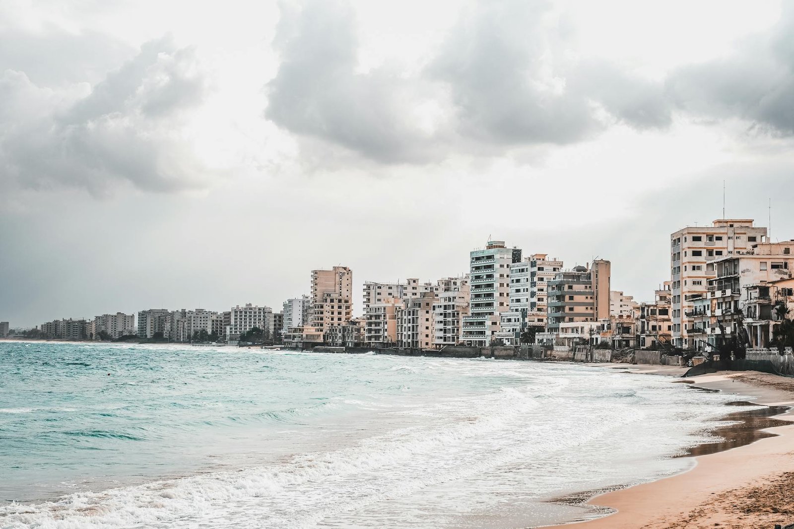 Kapalı Maraş (Varosha) Rehberi 2026: Hayaletler Şehri