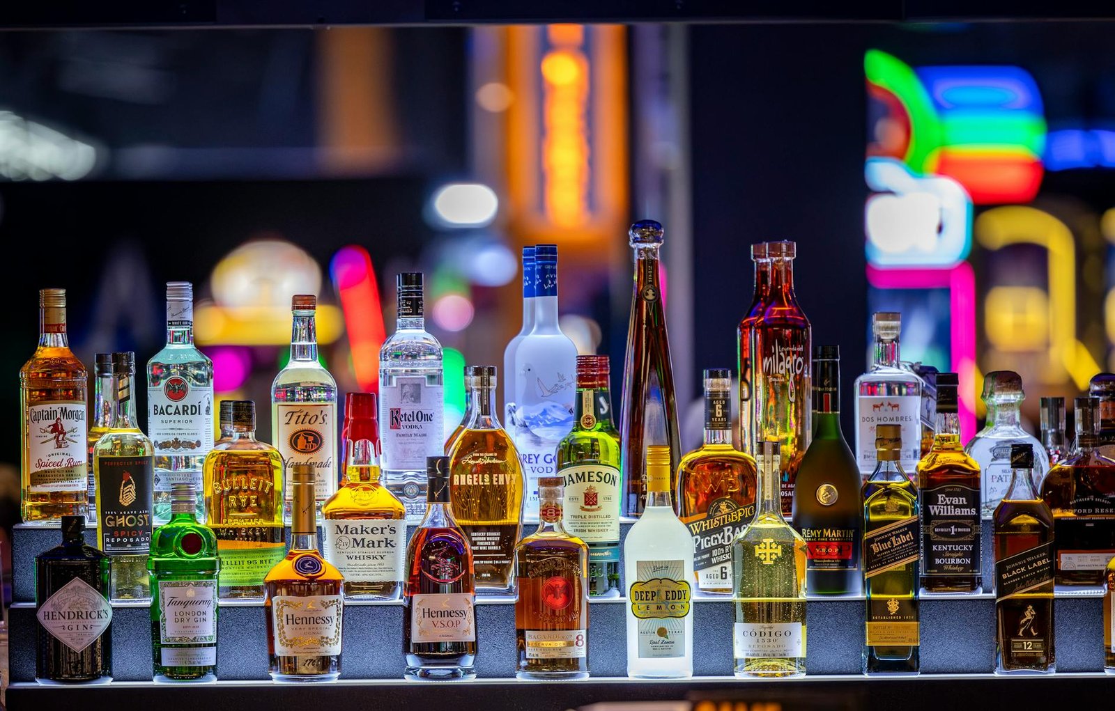 Kıbrıs Alkol Fiyatları 2026: Market, Bar ve Club Karşılaştırması