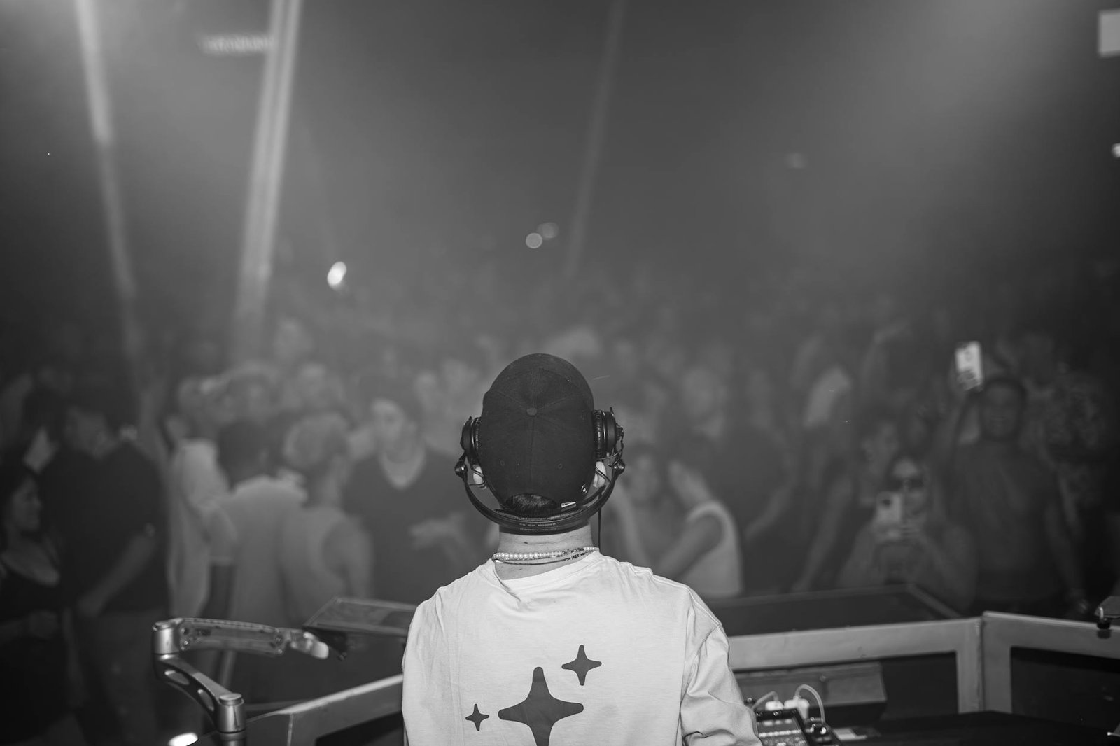 Kıbrıs Beach Club Rehberi 2026: En İyi Plaj Kulüpleri