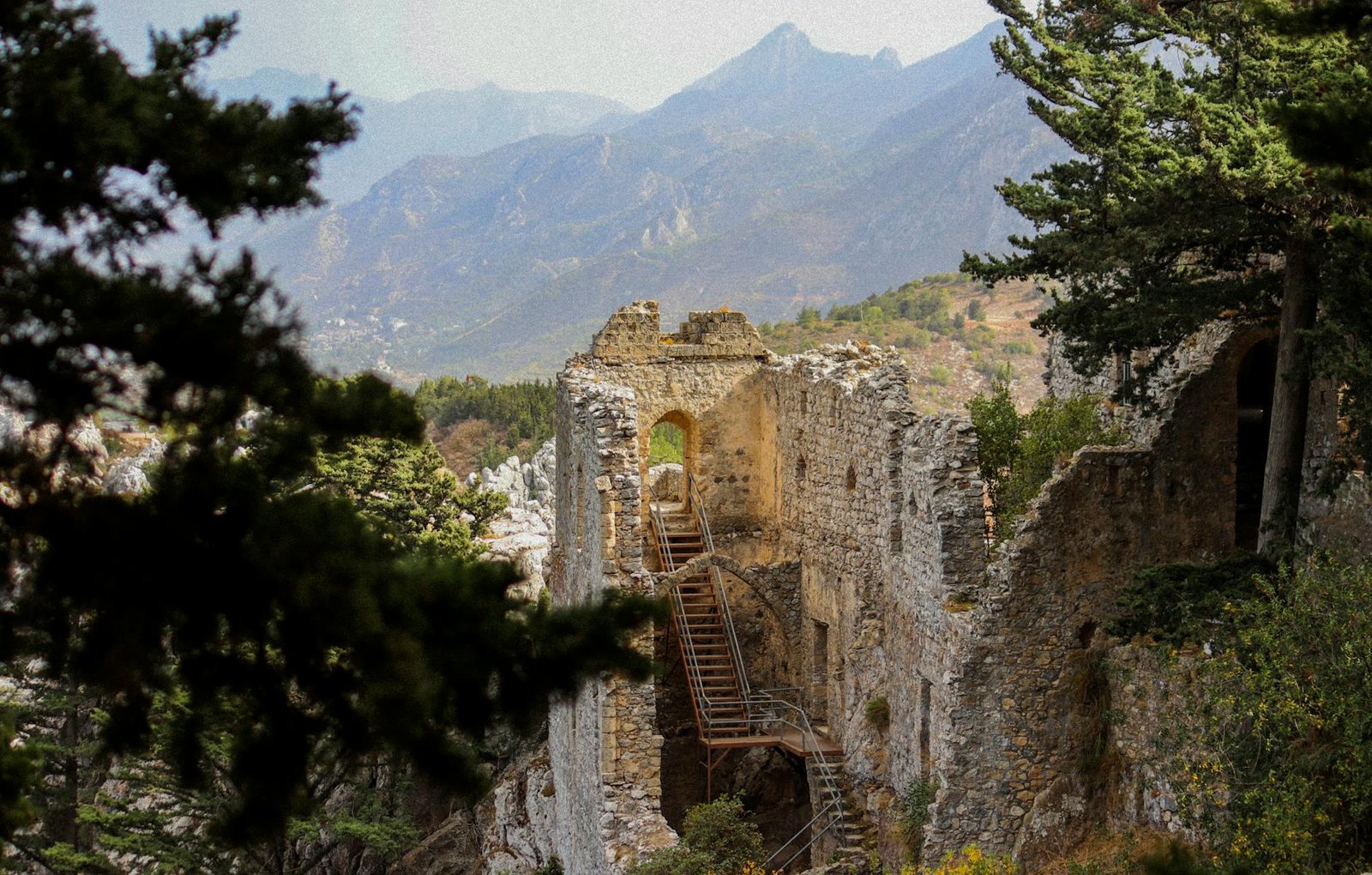 Kıbrıs Kaleleri Rehberi 2026: St. Hilarion'dan Girne'ye