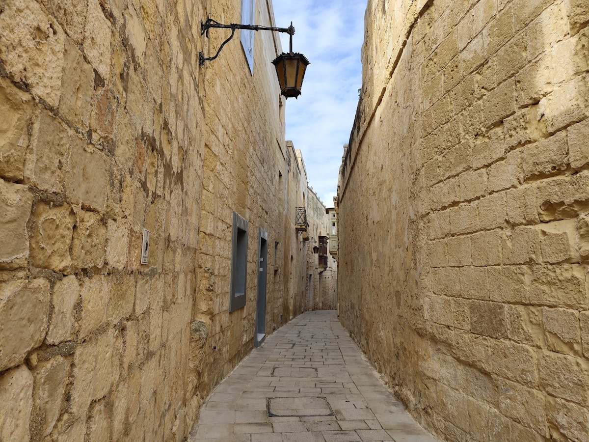 Tarihi sokaklar ve sur duvarlari