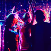 L.A Holidaye Yakın Gece Kulupleri